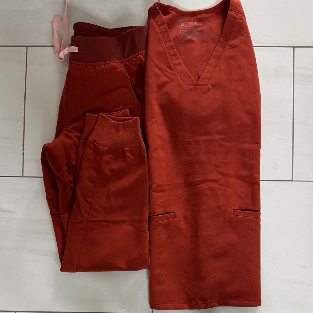 FIGS Women's Auburn scrub Set